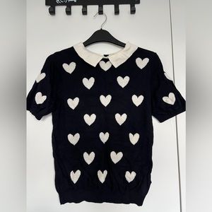 Heart pattern contrast collar knit top